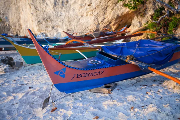 菲律宾船在菲律宾的长滩岛的白色沙滩上 — 图库照片