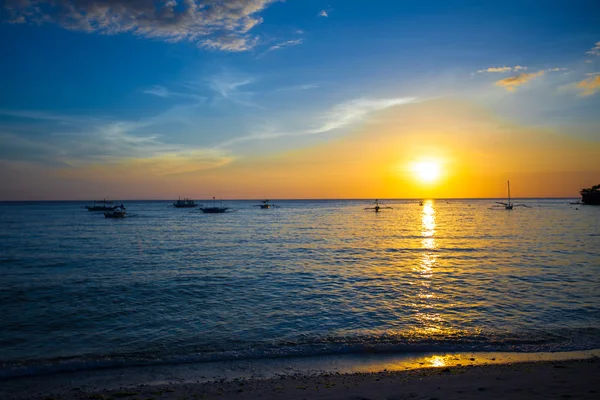 Pôr do sol bonito colorido com veleiro no horizonte na ilha de Boracay — Fotografia de Stock