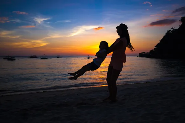 Silueta de madre e hija pequeña en Boracay, Filipinas — Foto de Stock