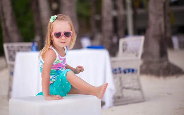 Portrait of little adorable girl on a tropical white beach — Stock Photo, Image