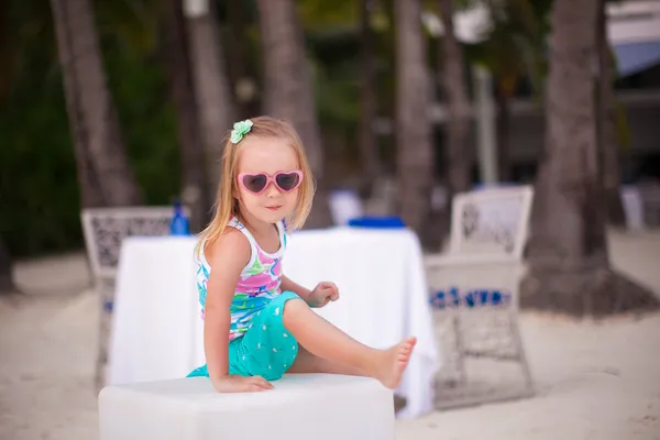 Portrait of little adorable girl on a tropical white beach — Stock Photo, Image