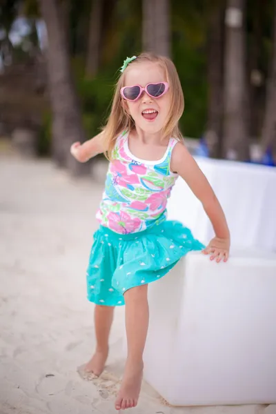 Stående liten bedårande flicka på en tropisk strand, vit — Stockfoto