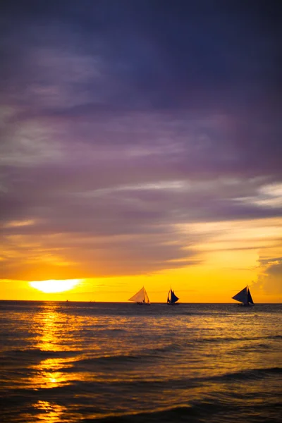 Colorful beautiful sunset with sailboat on the horizon in Boracay island — Stock Photo, Image