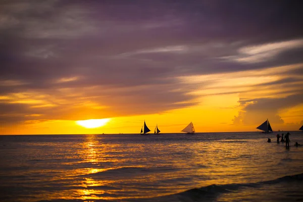 Boracay Adası ufukta yelkenli ile renkli güzel gün batımı — Stok fotoğraf