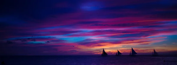 Panorama kolorowy, piękny zachód słońca z łodzi na horyzoncie w boracay island — Zdjęcie stockowe