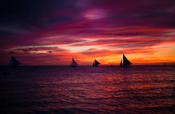 Niesamowite piękny zachód słońca z łodzi na horyzoncie w boracay island — Zdjęcie stockowe