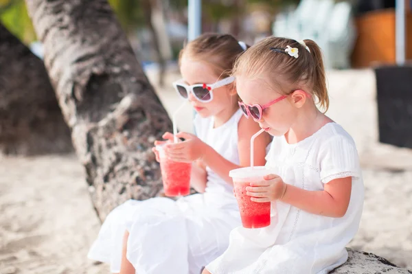 Tropikal bir beyaz Beach küçük sevimli kız portresi — Stok fotoğraf