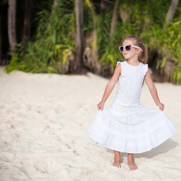 Adorable niña en vacaciones de playa tropical en Phillipines —  Fotos de Stock