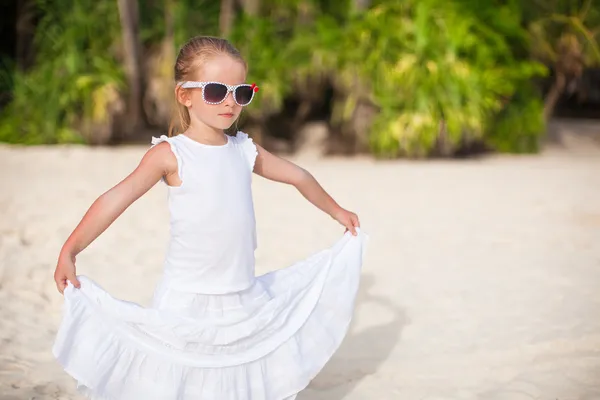 Entzückendes kleines Mädchen am tropischen Strand Urlaub in Boracay, Phillipinen — Stockfoto