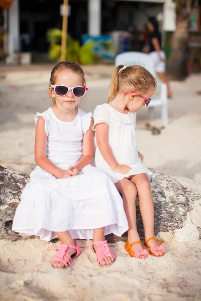 Urocze dziewczynki, dla których picie świeżego arbuza na plaży — Zdjęcie stockowe