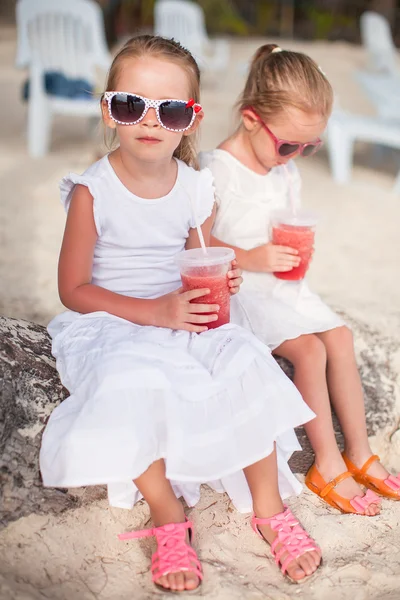 Adorável menina bebendo melancia fresca na praia — Fotografia de Stock