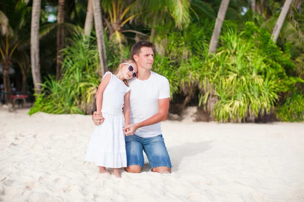 Vater mit kleiner Tochter entspannt am weißen Strand — Stockfoto