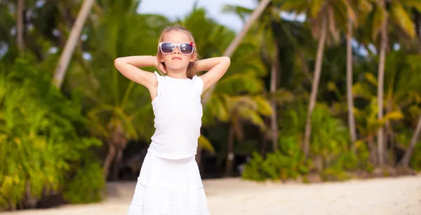 Piccola bella ragazza in un abito lungo sulla spiaggia tropicale, Boracay, Filippine — Foto Stock