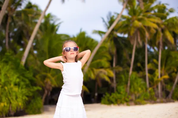 Adorable petite fille en vacances à la plage tropicale à Boracay, Phillipines — Photo