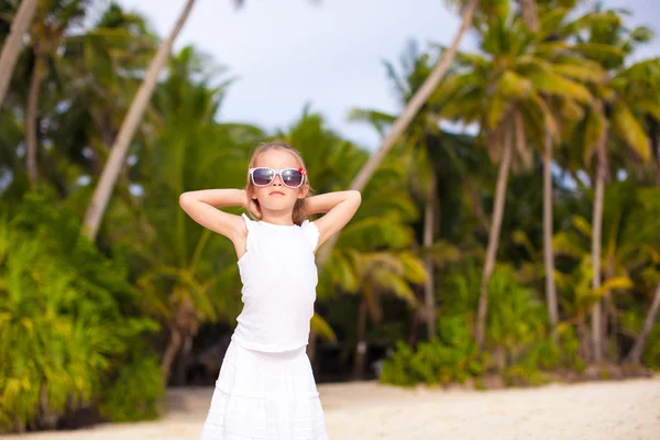 Niña adorable en vestido largo blanco en una playa tropical —  Fotos de Stock