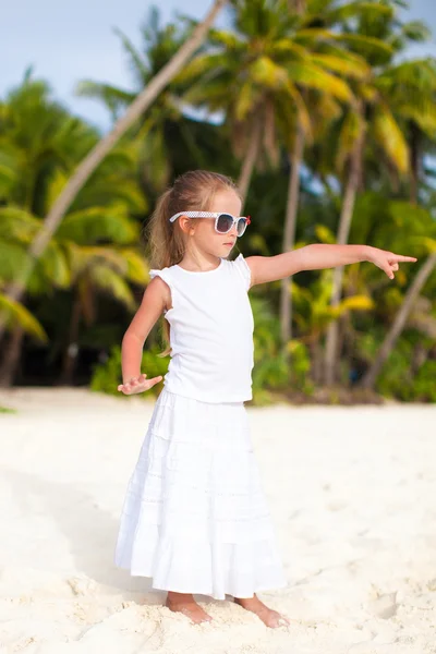 Bedårande liten flicka på tropisk strandsemester i boracay, Filippinerna — Stockfoto