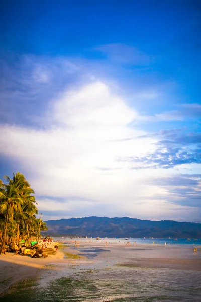 Färgglada ljus solnedgång på ön boracay, Filippinerna — Stockfoto