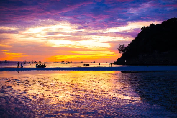 Colorido atardecer brillante en la isla Boracay, Filipinas — Foto de Stock