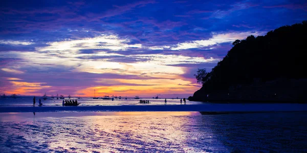Barevné světlé západ slunce na ostrově boracay, Filipíny — Stock fotografie