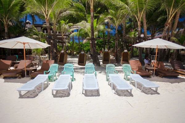Sillas de playa en complejo exótico en la playa de arena blanca perfecta — Foto de Stock