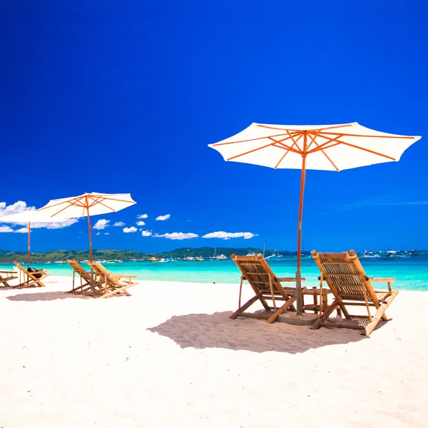 Beach chairs on exotic tropical white sandy beach — Stock Photo, Image