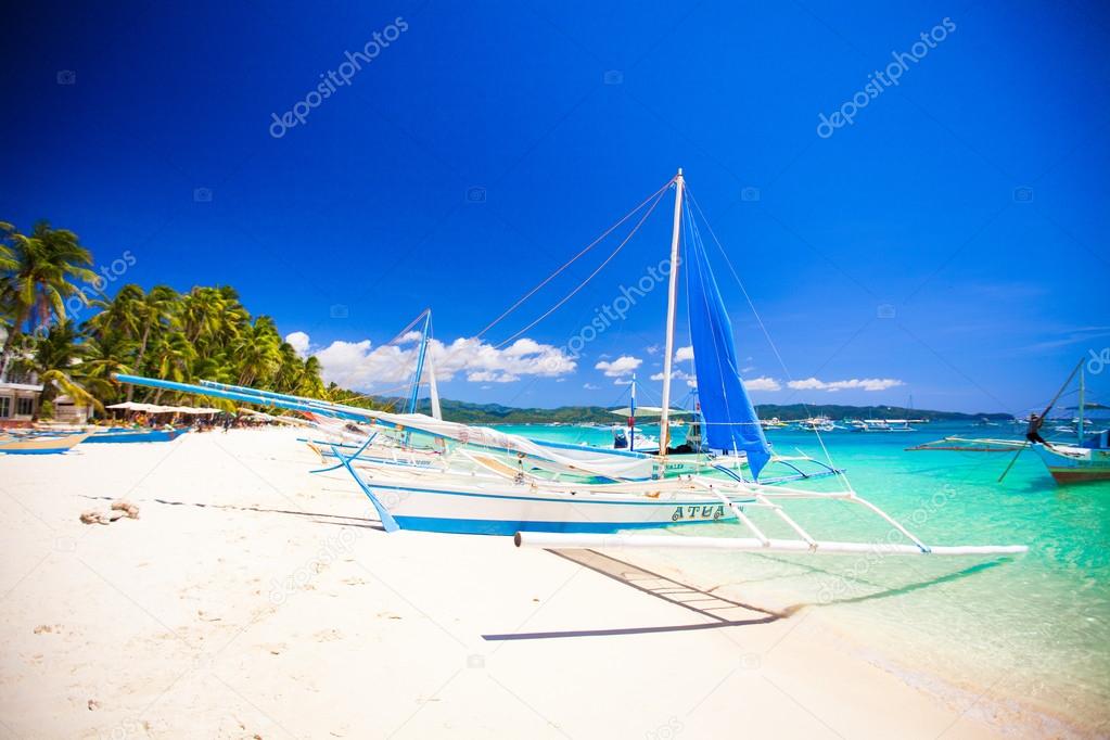 Boat at the beauty beach with turquoise water