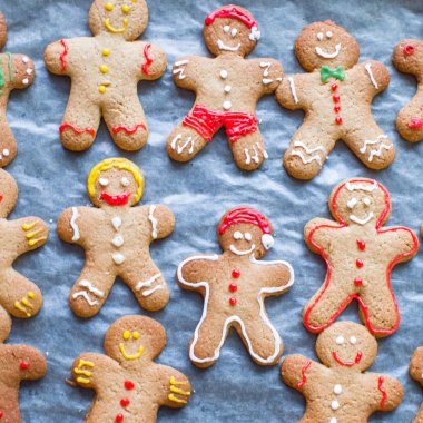 Pasta tepsisinde jöleli çiğ zencefilli adam.