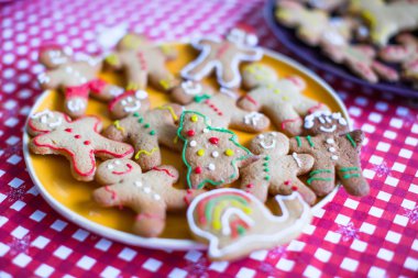 hazır bir plaka üzerinde Noel gingerbread çerezleri