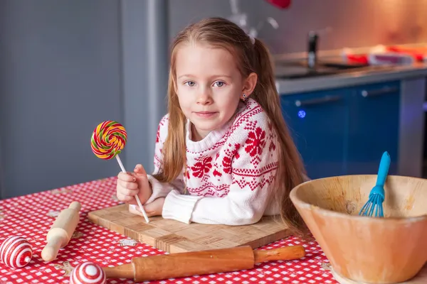 Dziewczynka z cukierki w rece przygotują świąteczne ciasta — Zdjęcie stockowe