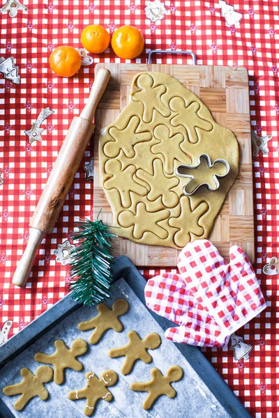 Cutting the gingerbread cookie dough for Christmas and New Year — Stock Photo, Image