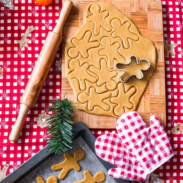 Anschneiden des Lebkuchenteigs für Weihnachten und Neujahr — Stockfoto