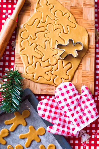 クリスマスと新年のジンジャーブレッド クッキー生地を切断 — ストック写真