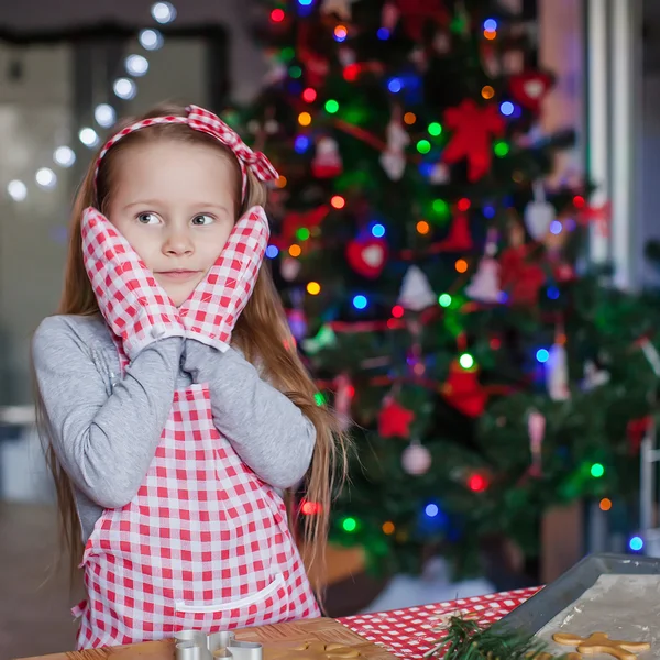 Encantadora niña en guantes hornear pasteles de Navidad — Foto de Stock