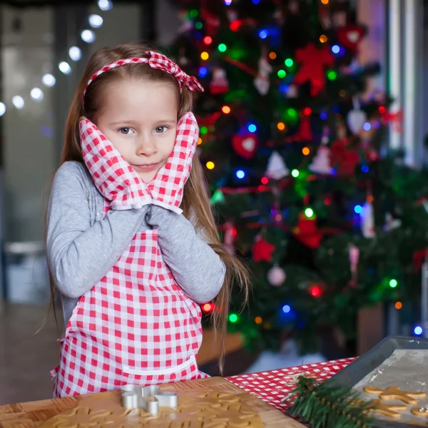 Sevimli küçük kız Noel gingerbread çerezleri fırın Eldivenleri giydim. — Stok fotoğraf