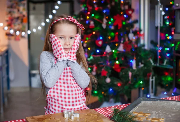 Adorable little girl baking Christmas gingerbread cookies — Stock Photo, Image