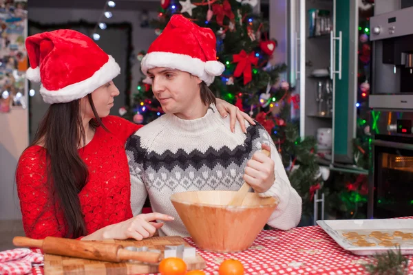 Junges glückliches Paar backt Weihnachtskuchen — Stockfoto