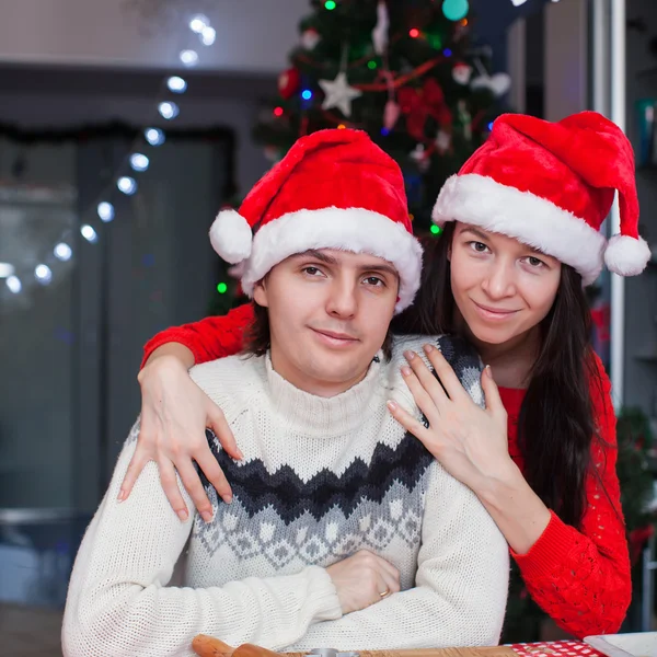 Retrato de pareja feliz joven horneando pasteles de Navidad en casa — Foto de Stock