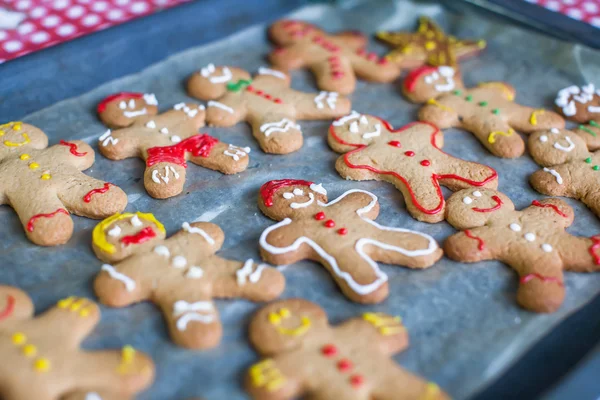 Rohe Lebkuchenmänner beim Backen — Stockfoto