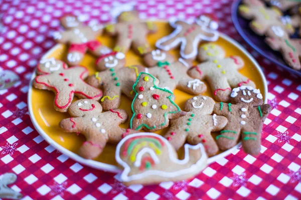 皿に準備ができてクリスマス ジンジャーブレッドのクッキー — ストック写真