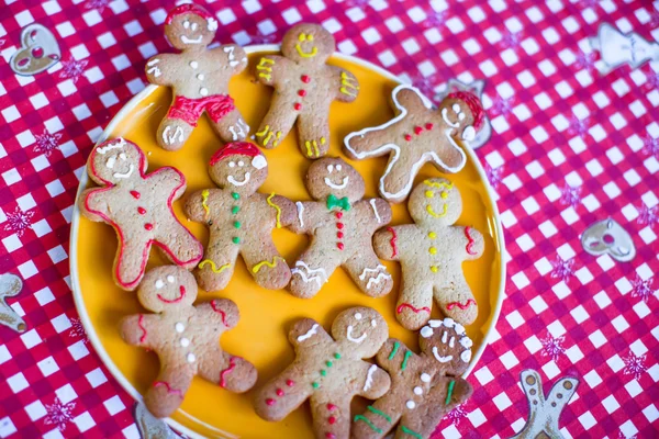 Hazır bir plaka üzerinde Noel gingerbread çerezleri — Stok fotoğraf