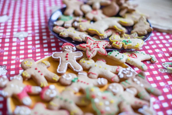 Hazır bir plaka üzerinde Noel gingerbread çerezleri — Stok fotoğraf