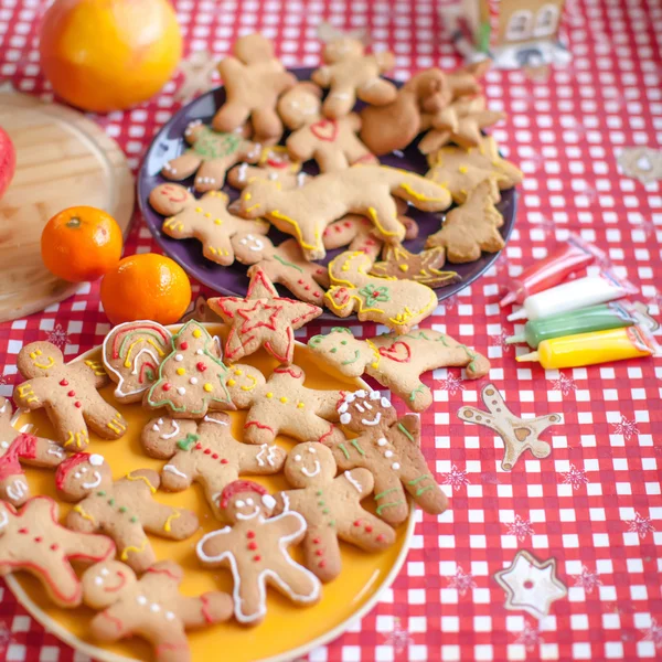 Biscuits au pain d'épice de Noël prêts sur une assiette — Photo