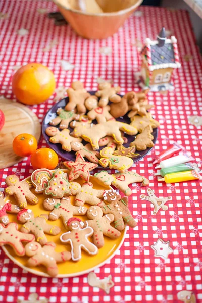 Galletas de jengibre de Navidad listo en un plato — Foto de Stock