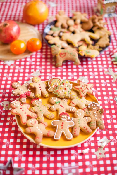 白い皿に準備ができてクリスマス ジンジャーブレッドのクッキー — ストック写真