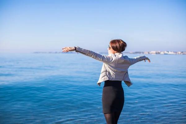 Jonge mooie vrouw genieten van de vakantie verspreiden haar handen op strand — Stockfoto