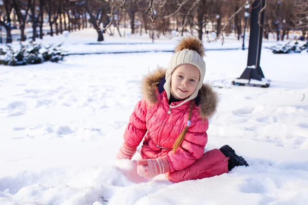 Adorable little girl outdoor in the park on a winter day — Stock Photo, Image