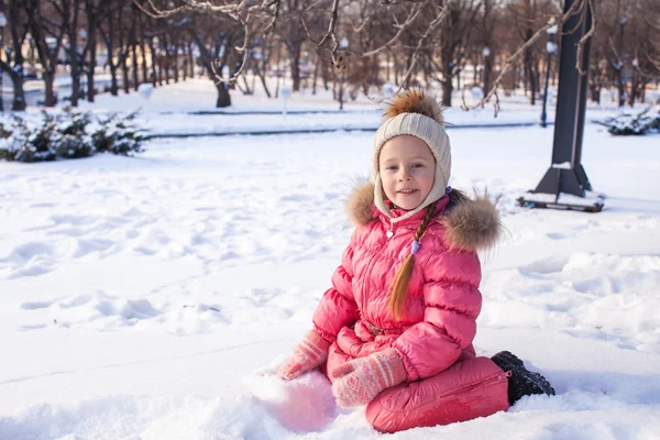 Bedårande liten flicka utomhus i parken på en vinterdag — Stockfoto