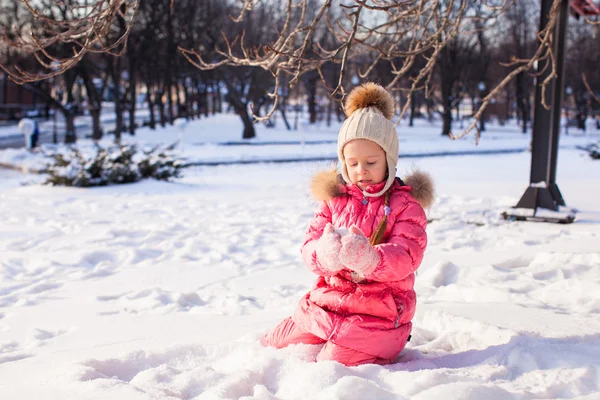 Adorável menina ao ar livre no parque em um dia de inverno — Fotografia de Stock