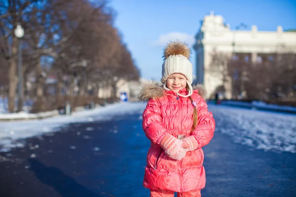 Adorable little girl outdoor in the park on a winter day — Stock Photo, Image