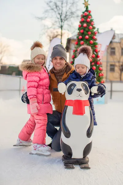 Glücklicher Familienurlaub auf der Eisbahn — Stockfoto